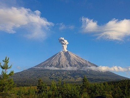 Gunung Semeru Erupsi Dua Kali, Kolom Abu Capai 800 Meter